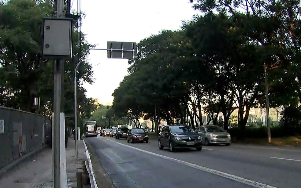 Radar foi posicionado na transferência da pista expressa para a pista local da Marginal Pinheiros, sem espaço e tempo para redução da velocidade (Foto: Reprodução/TV Globo)
