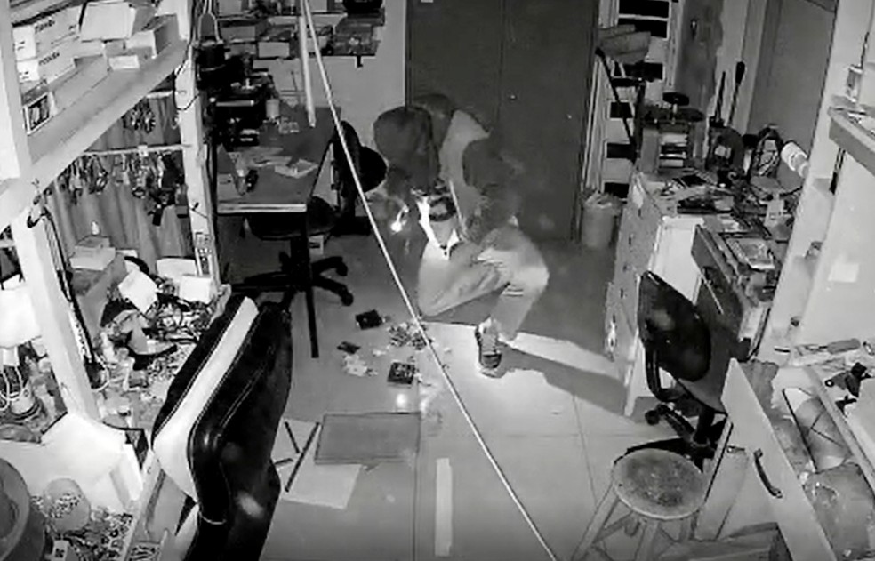 Homem invadiu a joalheria pelo telhado — Foto: Reprodução