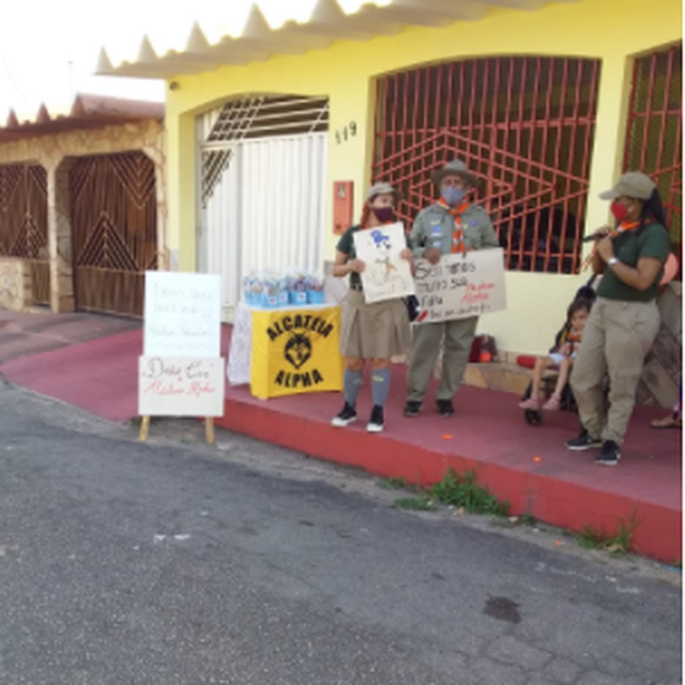 Crianças foram recebidas em frente a casa da chefe Marinez Rodrigues — Foto: Arquivo pessoal