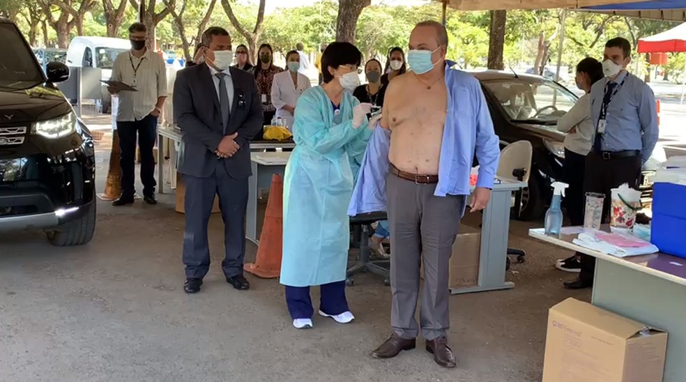 Governador Ibaneis Rocha recebe 1ª dose da vacina contra Covid-19, no DF — Foto: Brenda Ortiz/G1