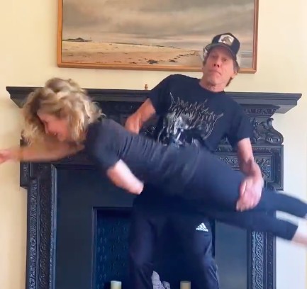 O esforço de Kevin Bacon para segurar a esposa Kyra Sedgwick no vídeo com a dança de Footlose (1984) (Foto: Instagram)