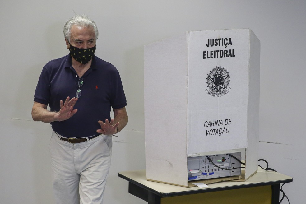 O ex-presidente Michel Temer (MDB) vota no campus Monte Alegre da PUC, no bairro de Perdizes, zona oeste da cidade de São Paulo — Foto: SUAMY BEYDOUN/AGIF - AGÊNCIA DE FOTOGRAFIA/ESTADÃO CONTEÚDO