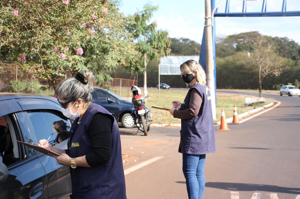 Agentes fazem a orientação aos motoristas que chegam em Serrana, SP — Foto: Comunicação Social da Prefeitura de Serrana/Divulgação