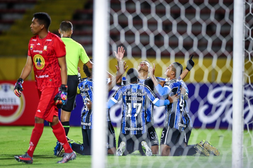 Jogadores gremistas comemoram gol sobre o Ayacucho — Foto: Lucas Uebel/DVG/Grêmio