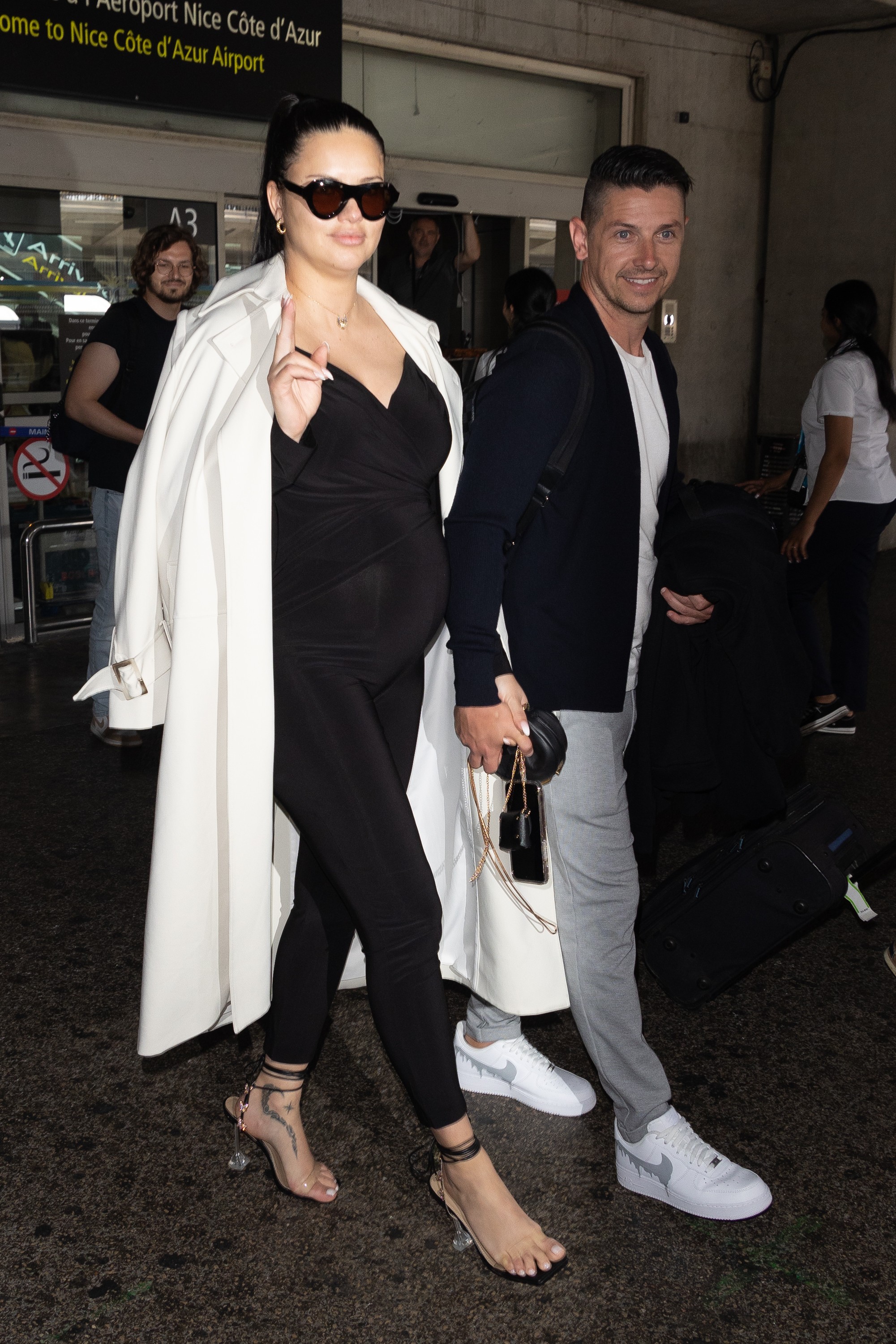 NICE, FRANCE - MAY 16: Model Adriana Lima and Andre Lemmers are seen arriving ahead of the 75th annual Cannes film festival at Nice Airport on May 16, 2022 in Nice, France. (Photo by Marc Piasecki/GC Images) (Foto: GC Images)