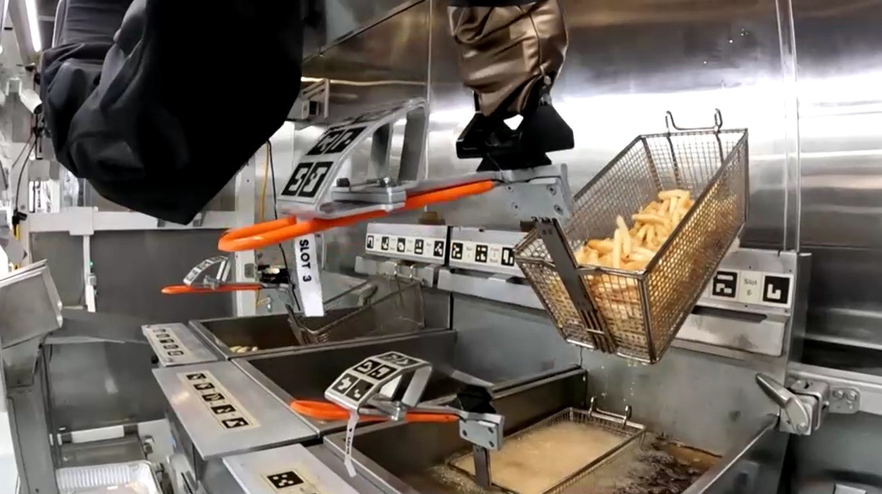 Robôs assumem fritura de batatas fritas em lanchonetes dos EUA