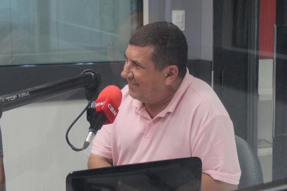 Arthur Alves, presidente da Comissão Estadual de Arbitragem da Paraíba nos estúdios da Rádio CBN João Pessoa — Foto: Wellington Faustino / FPF-PB