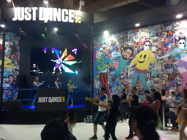 (08/10) Gamers se divertem com o jogo 'Just Dance' na Brasil Game Show (Foto: G1)