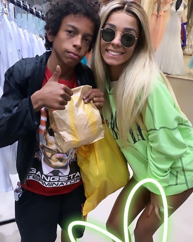Brunna Gonçalves ajuda menino que estava com frio (Foto: Reprodução / Instagram)
