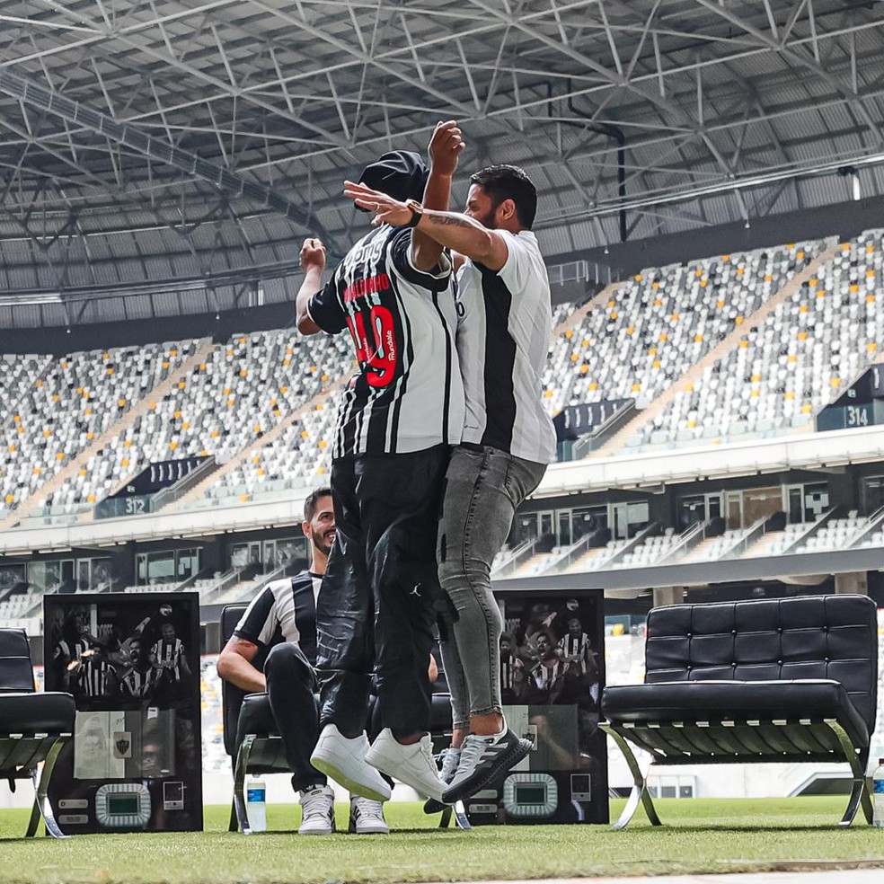 Ronaldinho e Hulk fazem tradicional comemoração de gol de R10 no Atlético-MG — Foto: Pedro Souza