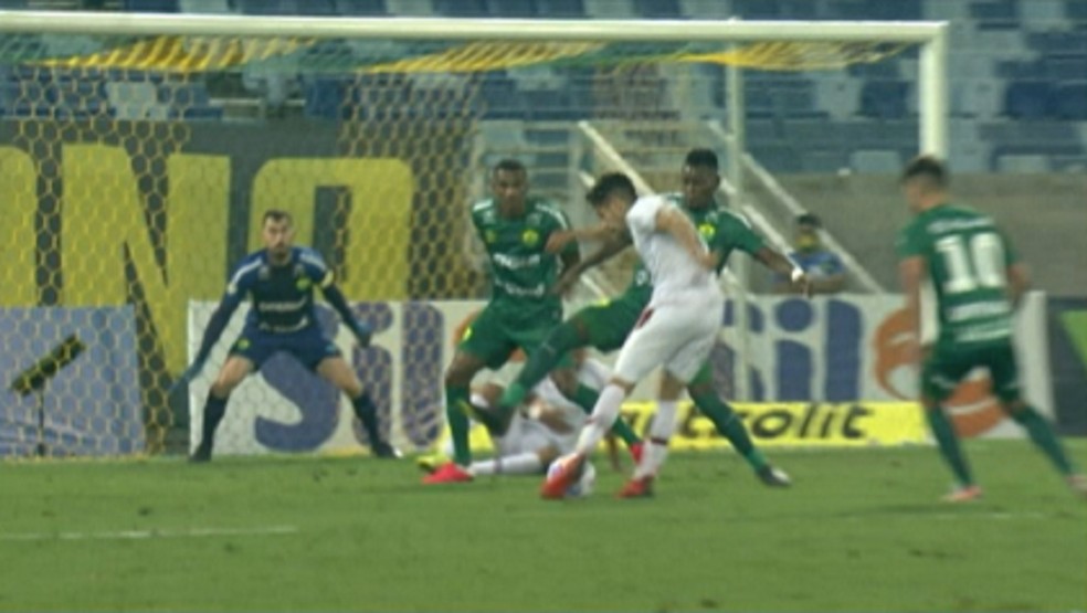 Imagem citada por Marcão da visão de Walter no momento do chute de Nonato em gol anulado do Fluminense — Foto: Reprodução