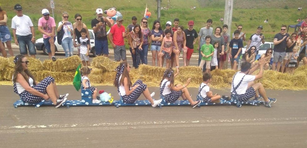 Família participa da competição com rolimã de seis lugares — Foto: Léia Salvatti