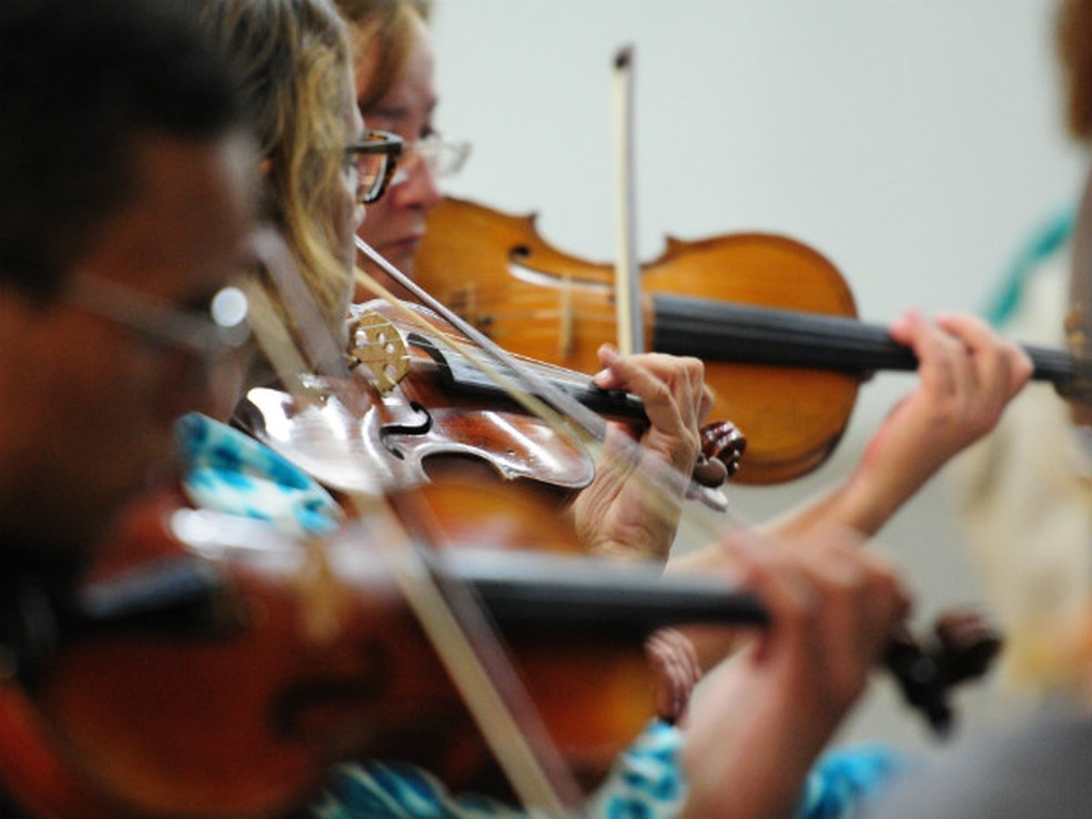 Estudantes de violino ensaiam para a apresentação  — Foto: Pedro Ventura/Agência Brasília