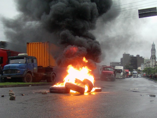 Caminhoneiros colocam fogo em pneus em Santos, SP (Foto: Roberto Strauss/Arquivo Pessoal)