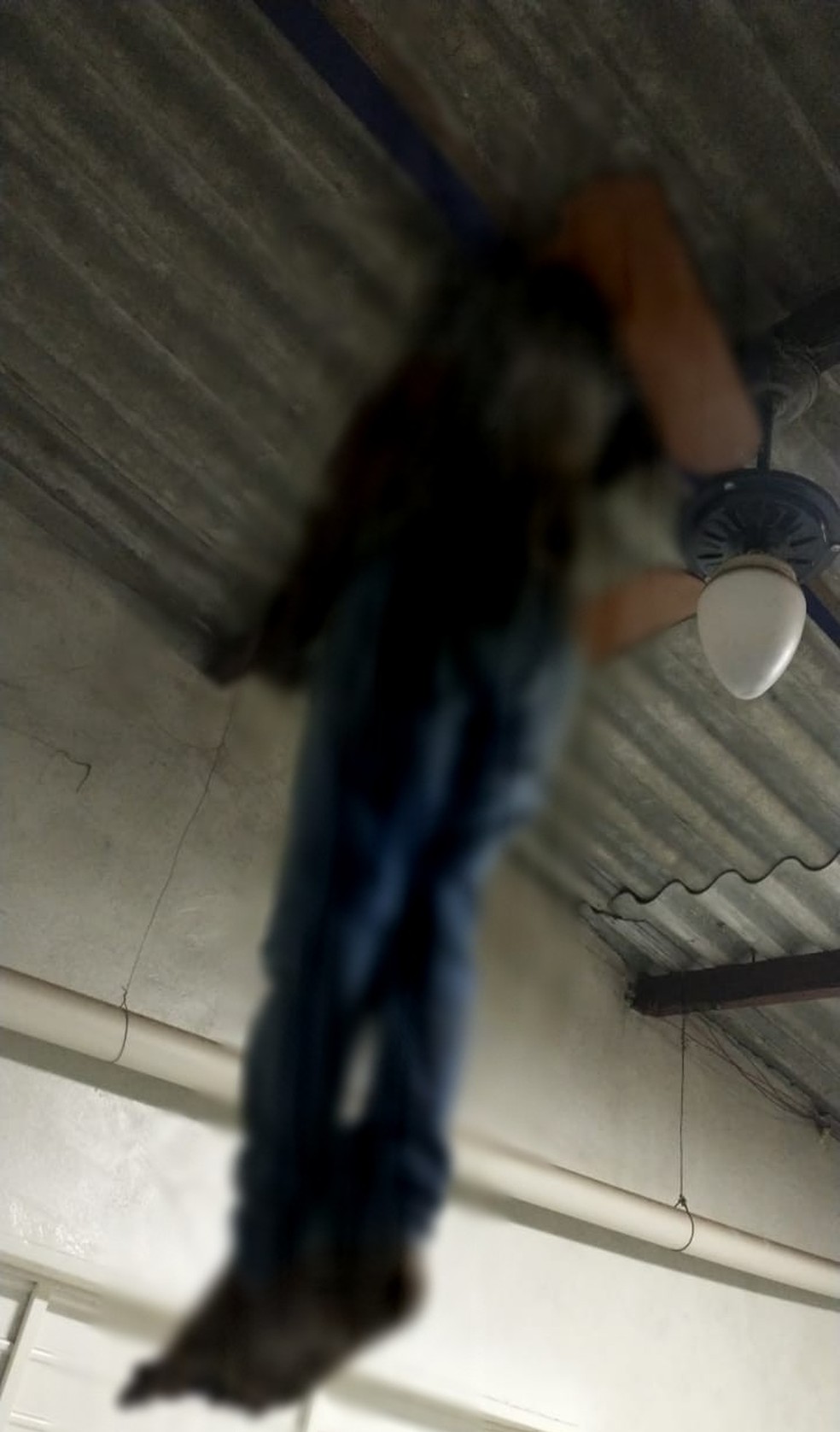Ladrão foi encontrado pendurado pela cabeça em telhado de igreja — Foto: Divulgação