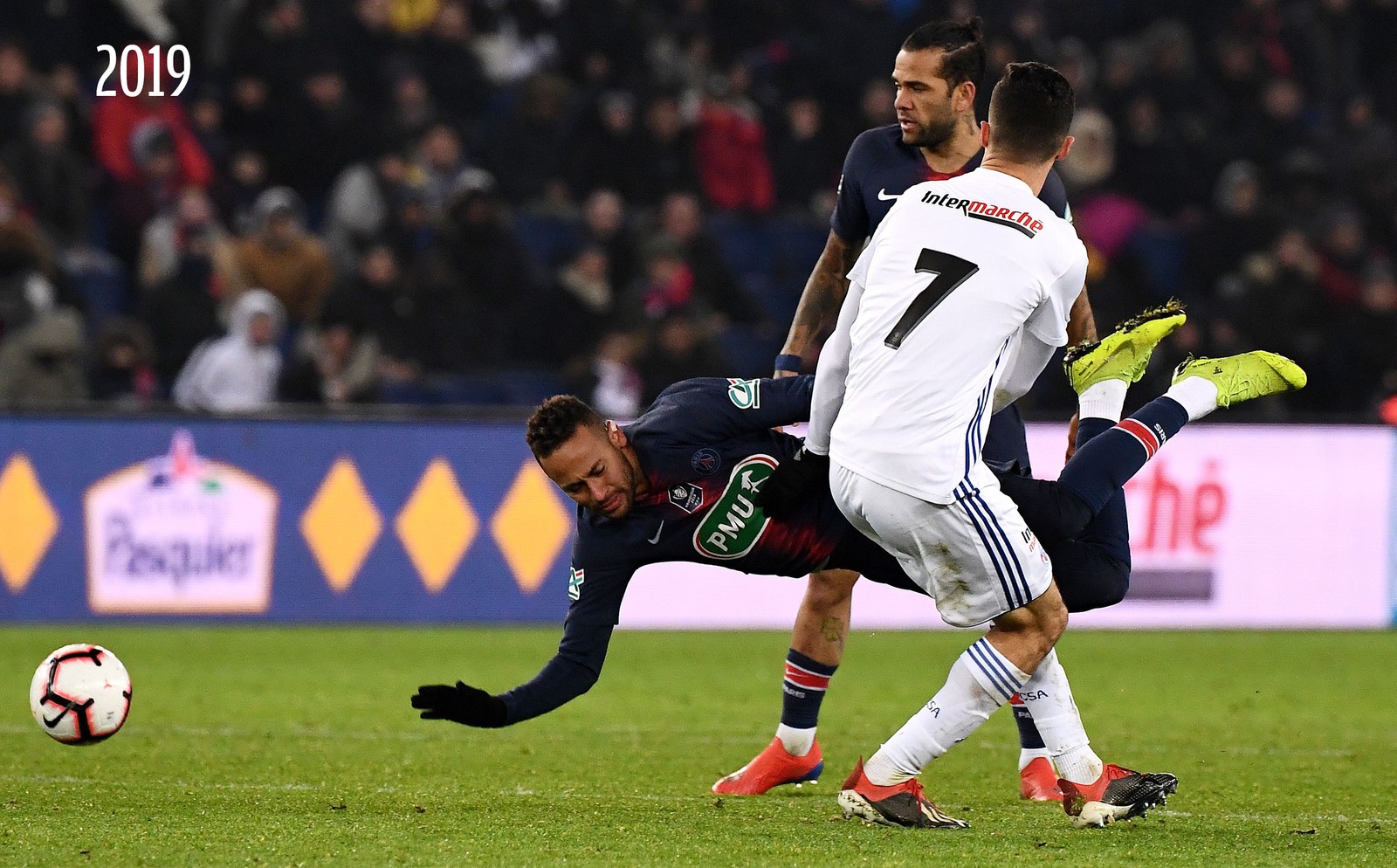 Neymar sofre falta e lesiona mais uma vez o metatarso durante jogo do PSG contra Strasbourg  — Foto: FRANCK FIFE/AFP