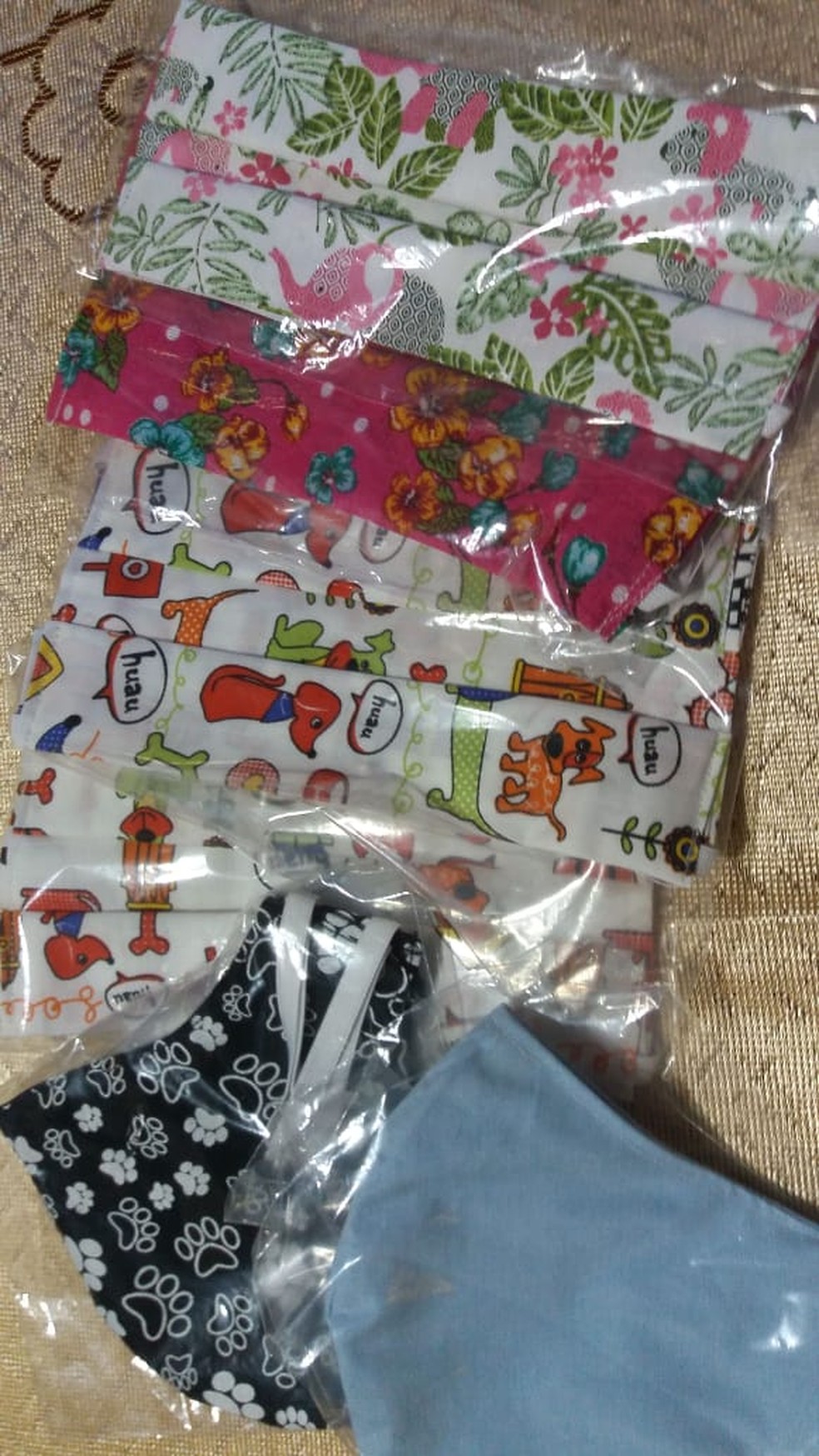 Moradora de Jaú doa máscaras em varal improvisado no portão de casa — Foto: Suely Machado/Arquivo pessoal