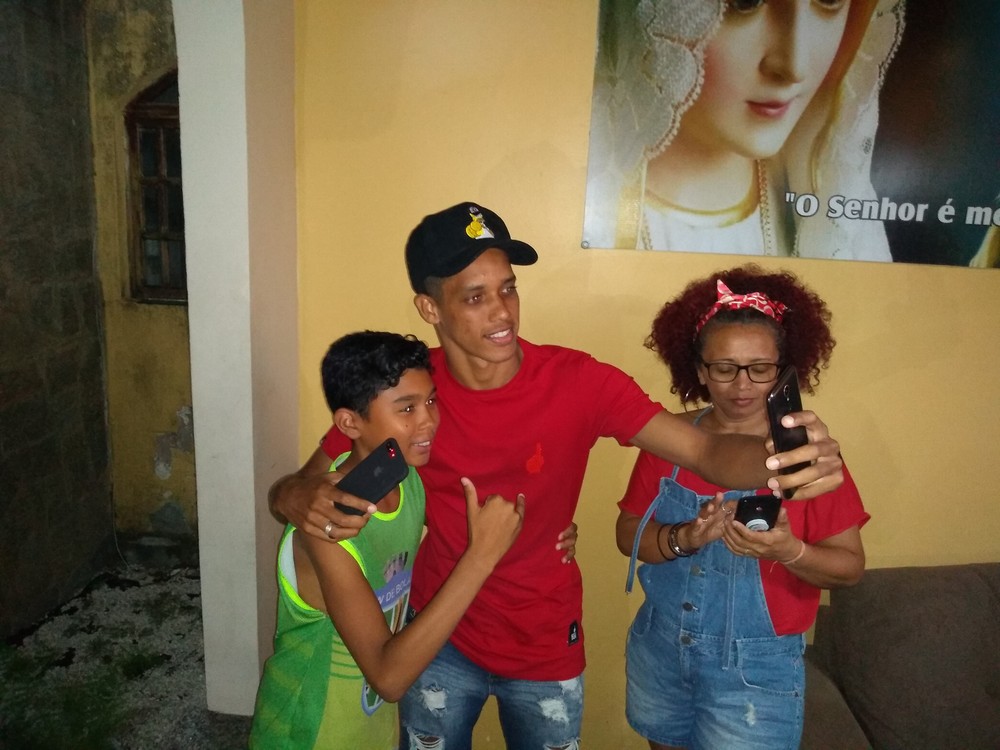 Pedrinho disputa jogo beneficente em AL, comemora acesso do CSA e avisa que fica no Corinthians