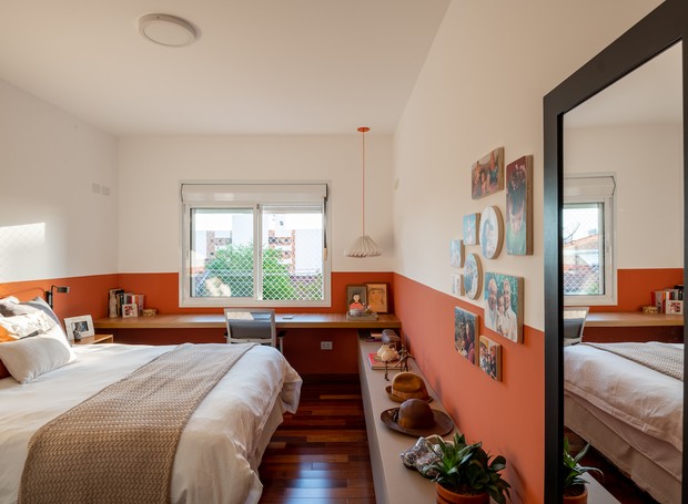 SUÍTE | O quarto recebeu pintura em terracota e um novo móvel de home office sob medida. Pendente da Iluminoo (Foto: Favaro JR / Divulgação)