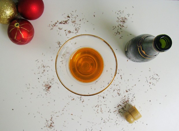 A receita, ideal para as festas de fim de ano, mistura a erva rooibos com champanhe (Foto: Raquel Magalhães/Divulgação)