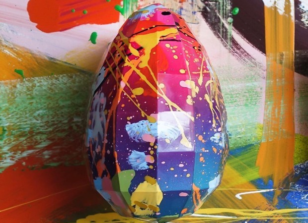 O ovo vem recheado com frutas secas, grãos de café e pó de pimenta (Foto: Reprodução/Instagram)