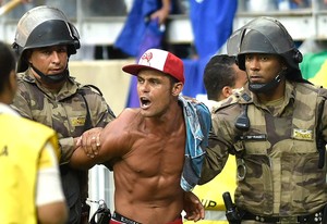 Bomba atirada no campo do Mineirão mancha clássico da “quase” paz