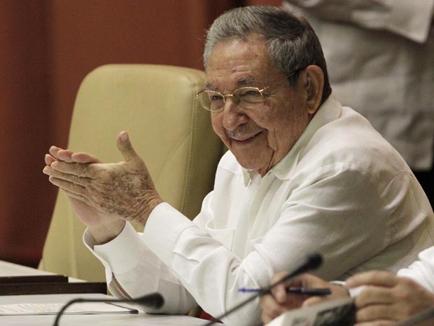 Raul Castro cumprimenta os membros da Assembleia Nacional de Cuba no início de uma sessão em Havan, no sábado (20). Saindo da sombra de seu lendário irmão, o presidente cubano marcou um triunfo diplomático e uma onda de apoio popular com o acordo que ence (Foto: Stringer/Reuters)