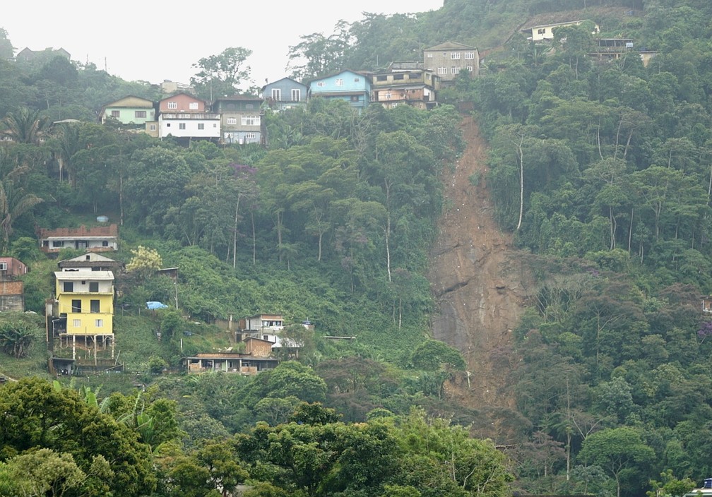 Deslizamento no morro junto à entrada de Petrópolis — Foto: Marcos Serra Lima/g1