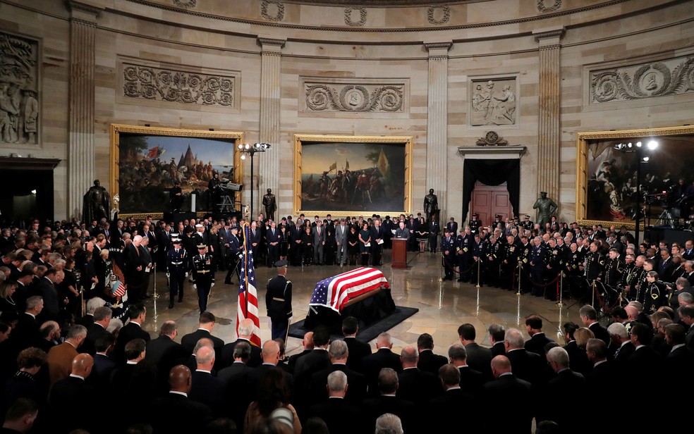 Caixão do ex-presidente George H.W. Bush no Capitólio, em Washington DC — Foto: Eric Thayer / Reuters