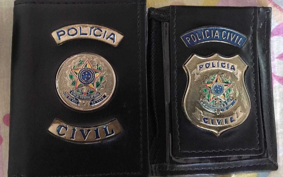 Polícia apreende carteira falsa de policial civil em casa de suspeito de tráfico de drogas (Foto: Divulgação/PM)