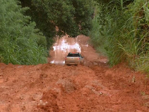 Estrada de lama dificulta passagem de veículos  (Foto: Eder Ribeiro/EPTV)