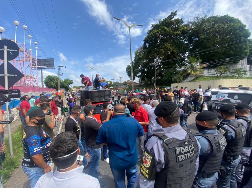 Manifestantes gritam palavras de ordem com carro de som — Foto: Patrick Marques/G1