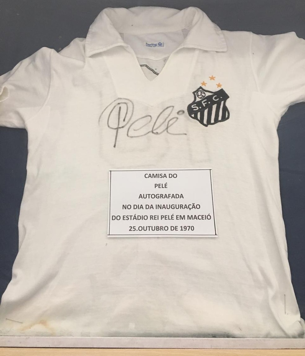 Camisa autografada por Pelé, Museu dos Esportes, Estádio Rei Pelé — Foto: João Alvim/GloboEsporte.com