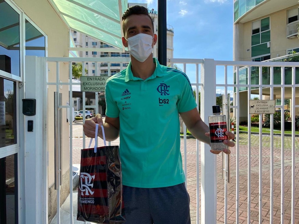 César, de máscara, recebe o seu kit prevenção — Foto: Divulgação