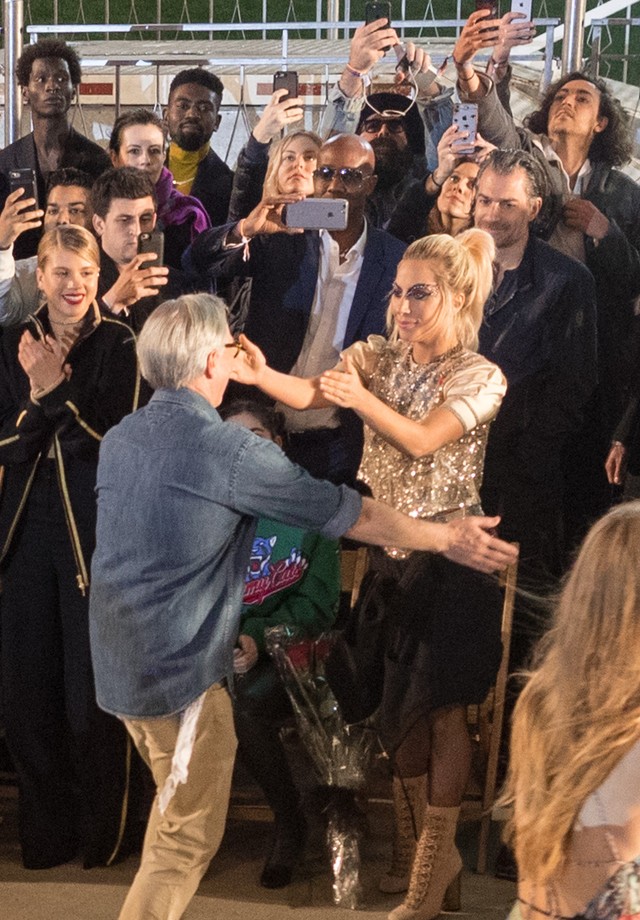 Lady Gaga cumprimenta Tommy Hilfiger enquanto Christian Carino posa ao fundo (Foto: Getty Images)