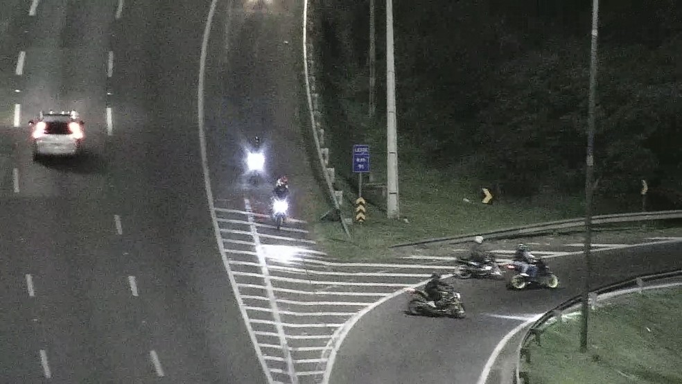 Motociclistas fugiram pela contramão da Freeway, de acordo com a PRF — Foto: Polícia Rodoviária Federal/Divulgação