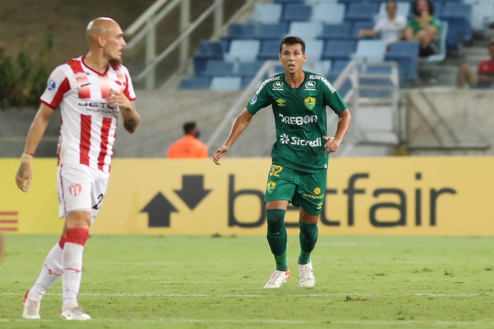 João Victor Maranini, jovem zagueiro do Cuiabá estreou contra o River Plate-URU — Foto: AssCom Dourado