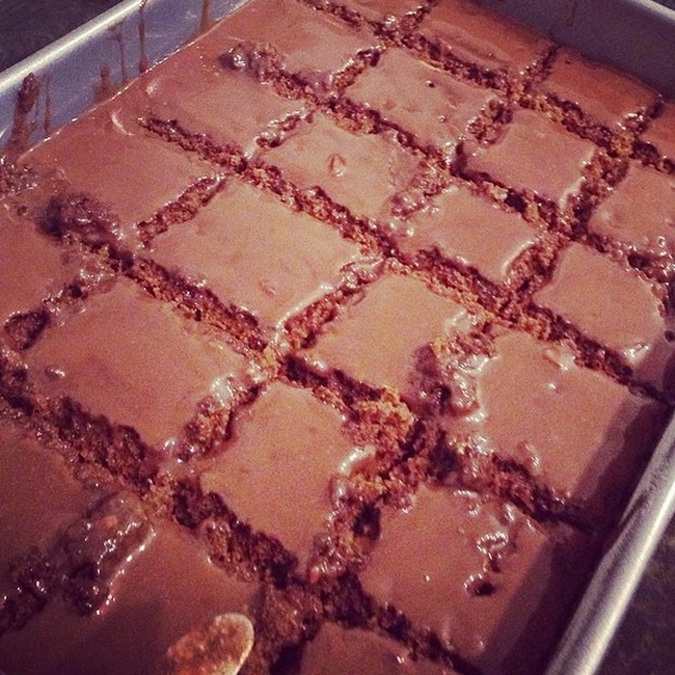 Atriz mostra resultado do primeiro bolo que preparou. O sabor escolhido foi chocolate (Foto: Reprodução/Instagram)