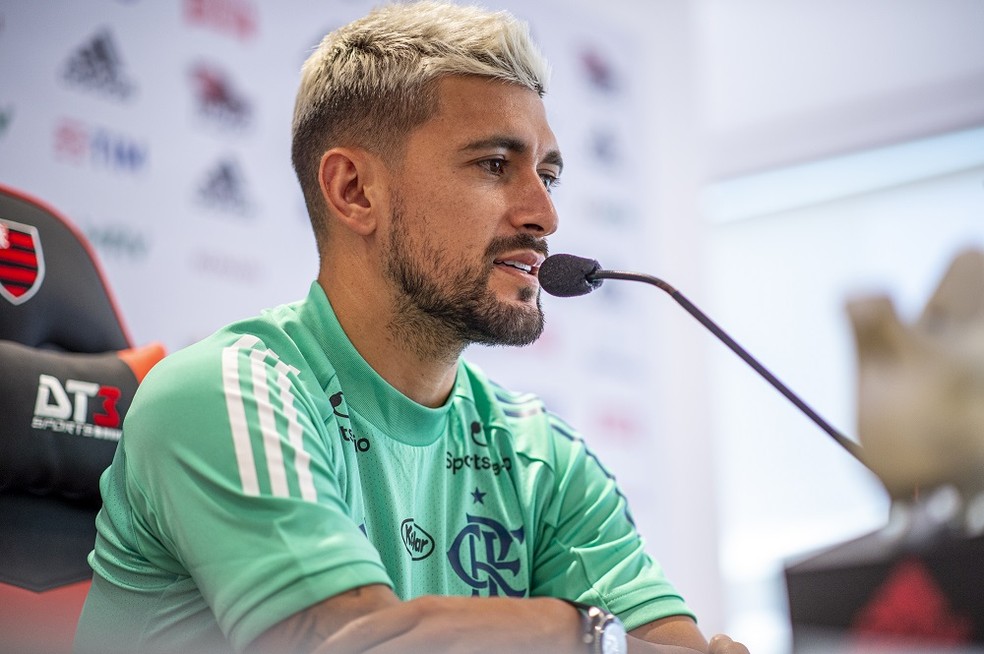 Arrascaeta durante entrevista coletiva no CT do Flamengo — Foto: Marcelo Cortes/Flamengo