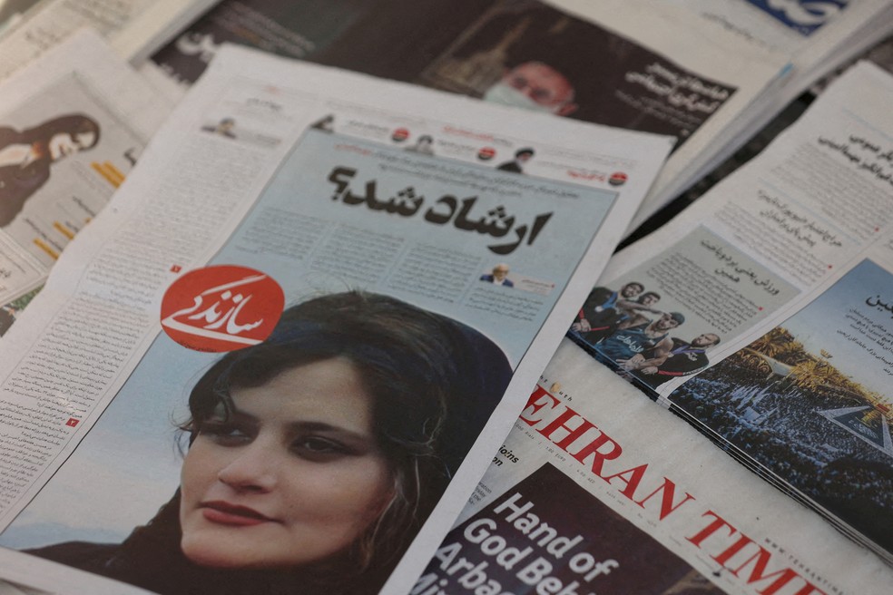 Jornal iraniano do dia 10 de outubro com a foto de Mahsa Amini na capa — Foto: Majid Asgaripour/Reuters