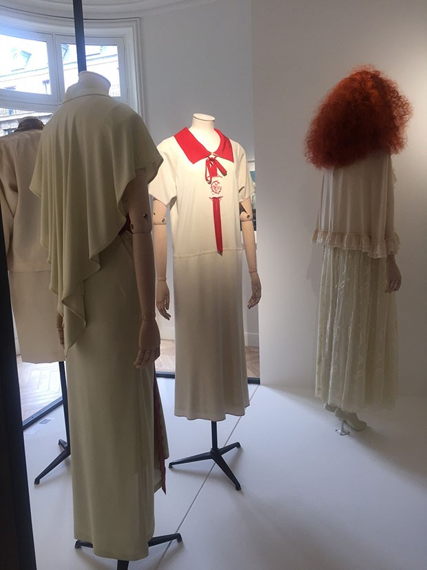 The exhibition juxtaposes pieces from the Chloé archive with the Guy Bourdin photography that was inspired by them (Foto: @SUZYMENKESVOGUE)