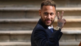 Neymar faz o sinal de vitória ao deixar o tribunal de Barcelona, no segundo dia de julgamento — Foto: Josep Lago / AFP