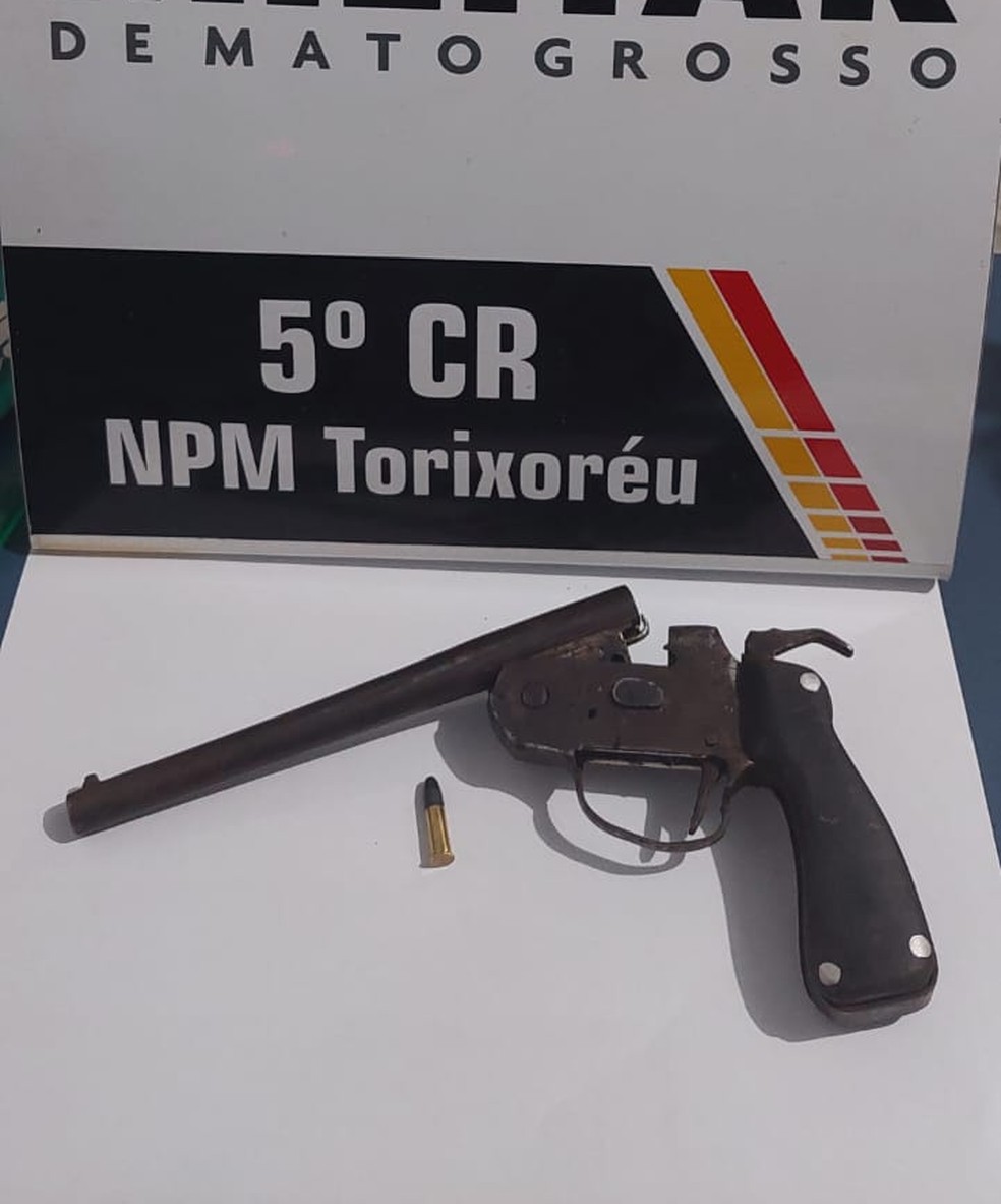Arma que estava no veículo conduzido pelo adolescente foi apreendida pela PM  — Foto: Polícia Militar