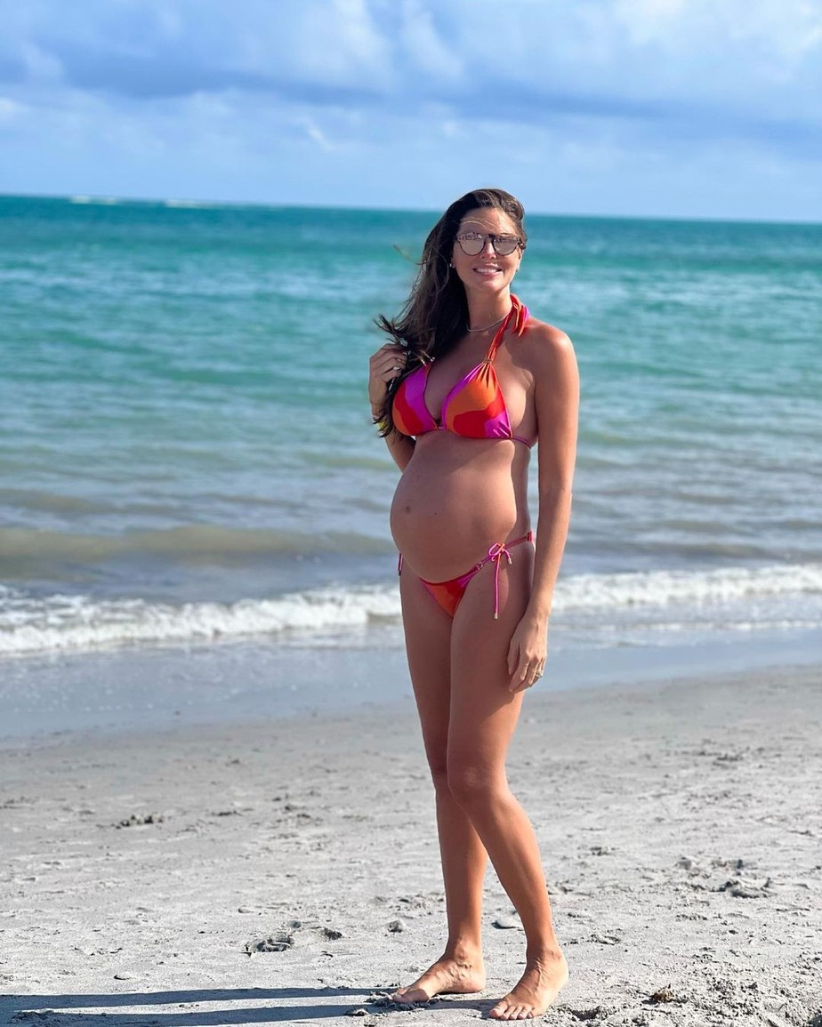 Grávida, Daniella Sarahyba exibe barrigão durante banho de sol em Miami