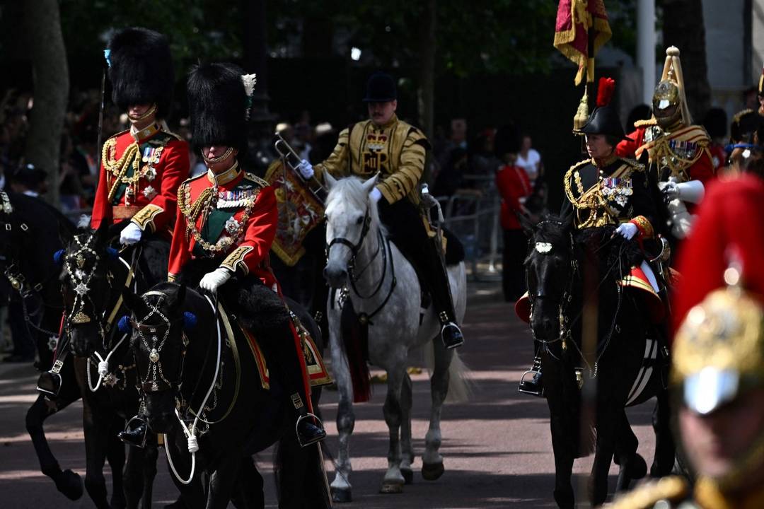 O pr&iacute;ncipe William, no canto esquerdo, ao lado de seu pai, o pr&iacute;ncipe Charles, e sua tia, a princesa Anne, durante desfile de anivers&aacute;rio da rainha 