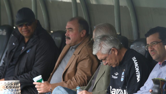 Sob olhar de Murtosa, interino de Felipão confirma time contra o Vitória