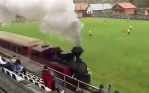 Trem 'invade' jogo de futebol na Eslováquia; veja o vídeo - Esporte - Extra  Online