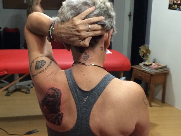 Marieta Medeiros mostra algumas das 16 tatuagens feitas nos últimos anos (Foto: Felipe Gibson/G1)