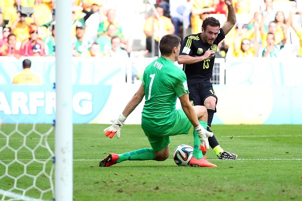 Nos três gols da Espanha sobre a Austrália, os atacantes apareceram livres e não deram chances ao goleiro Mat Ryan  (Foto: Getty images)