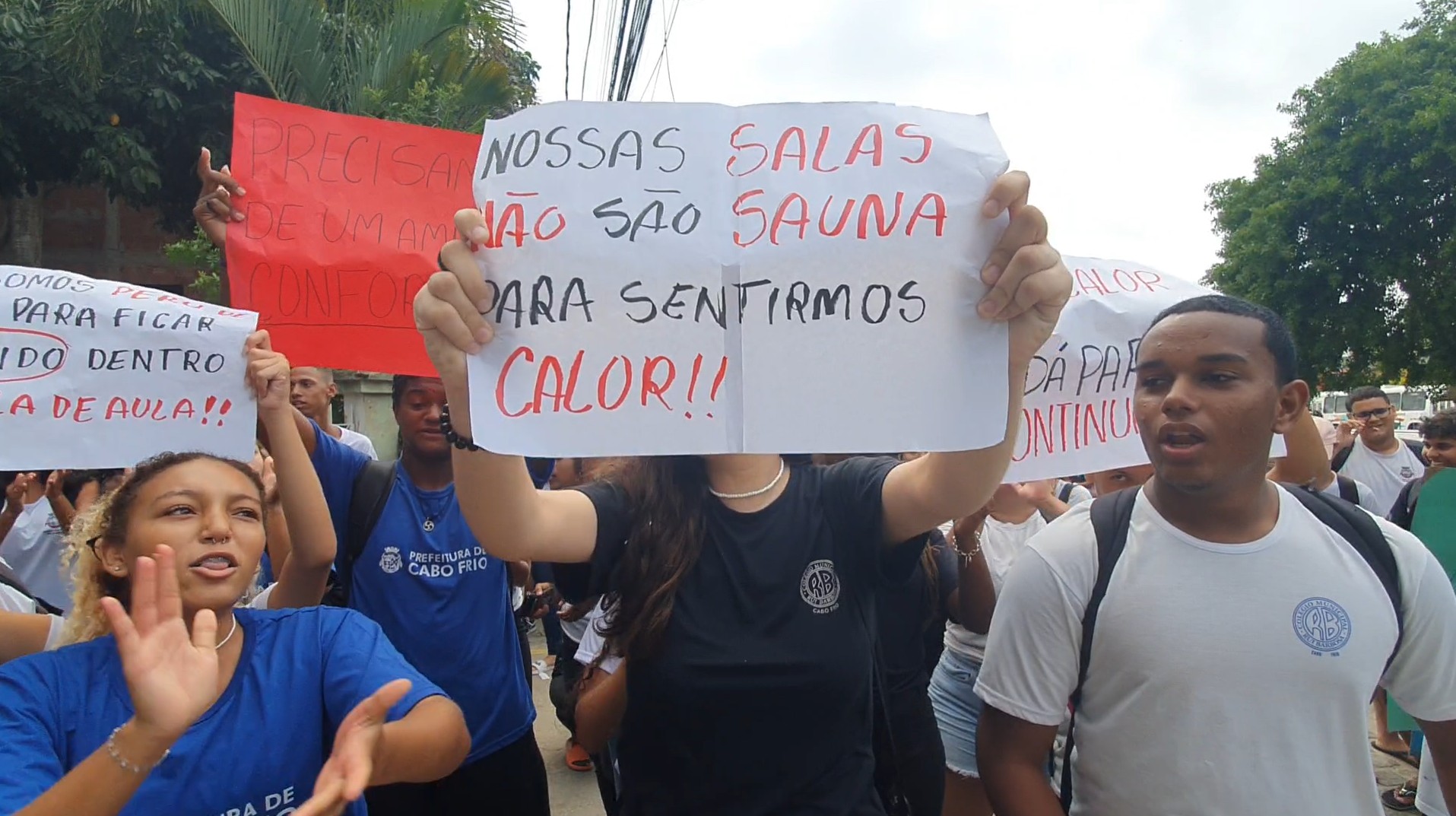 Alunos de Cabo Frio fazem protesto e cobram ar-condicionado em sala de aula de escola da rede municipal